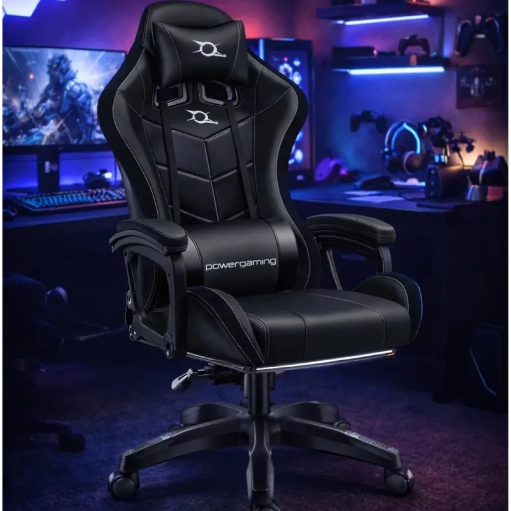 Silla Gaming PowerGaming Negra con diseño ergonómico, tapizado negro con costuras blancas, cojín lumbar, reposabrazos acolchados, base robusta y reposapiés