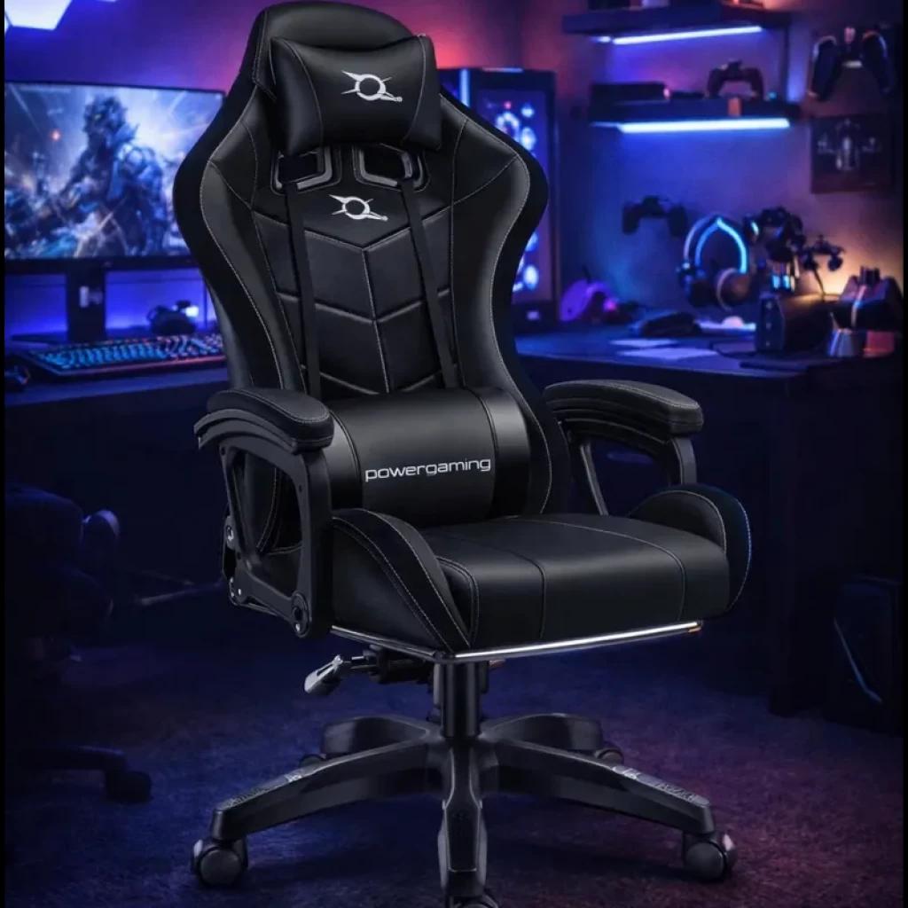 Silla Gaming PowerGaming Negra con diseño ergonómico, tapizado negro con costuras blancas, cojín lumbar, reposabrazos acolchados, base robusta y reposapiés