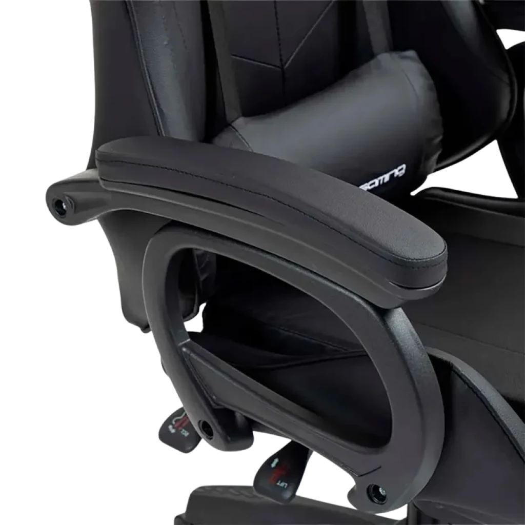 Reposabrazos acolchado y ajustable en silla gaming negra, con cojín lumbar visible y estructura robusta; detalles ergonómicos para confort prolongado