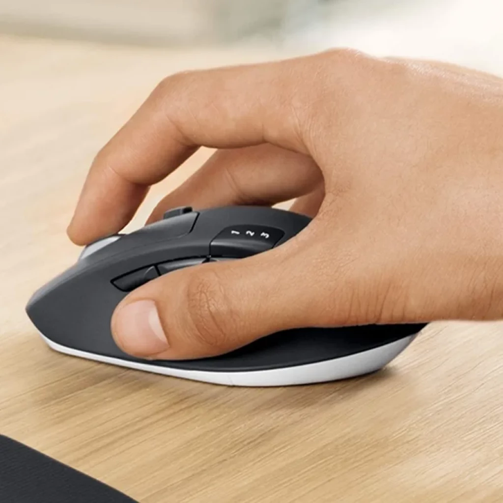 Mouse sem fio preto Logitech MK850 com design ergonômico, botões laterais e rolagem suave; acabamento fosco e base clara, 1000 DPI
