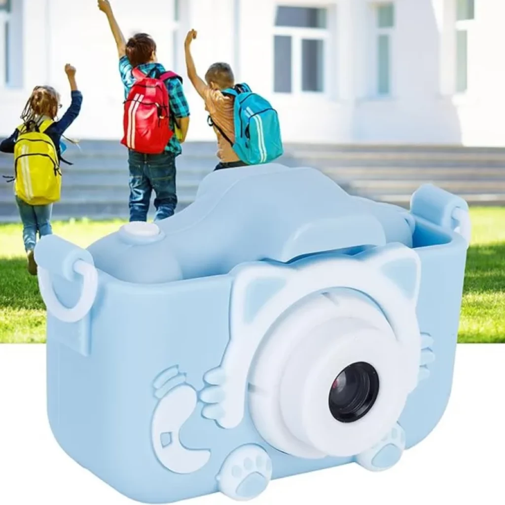 Câmara Digital Infantil K1C azul com capa de gato, lente central destacada, pegada ergonômica, botões acessíveis e alça lateral; compacta e leve