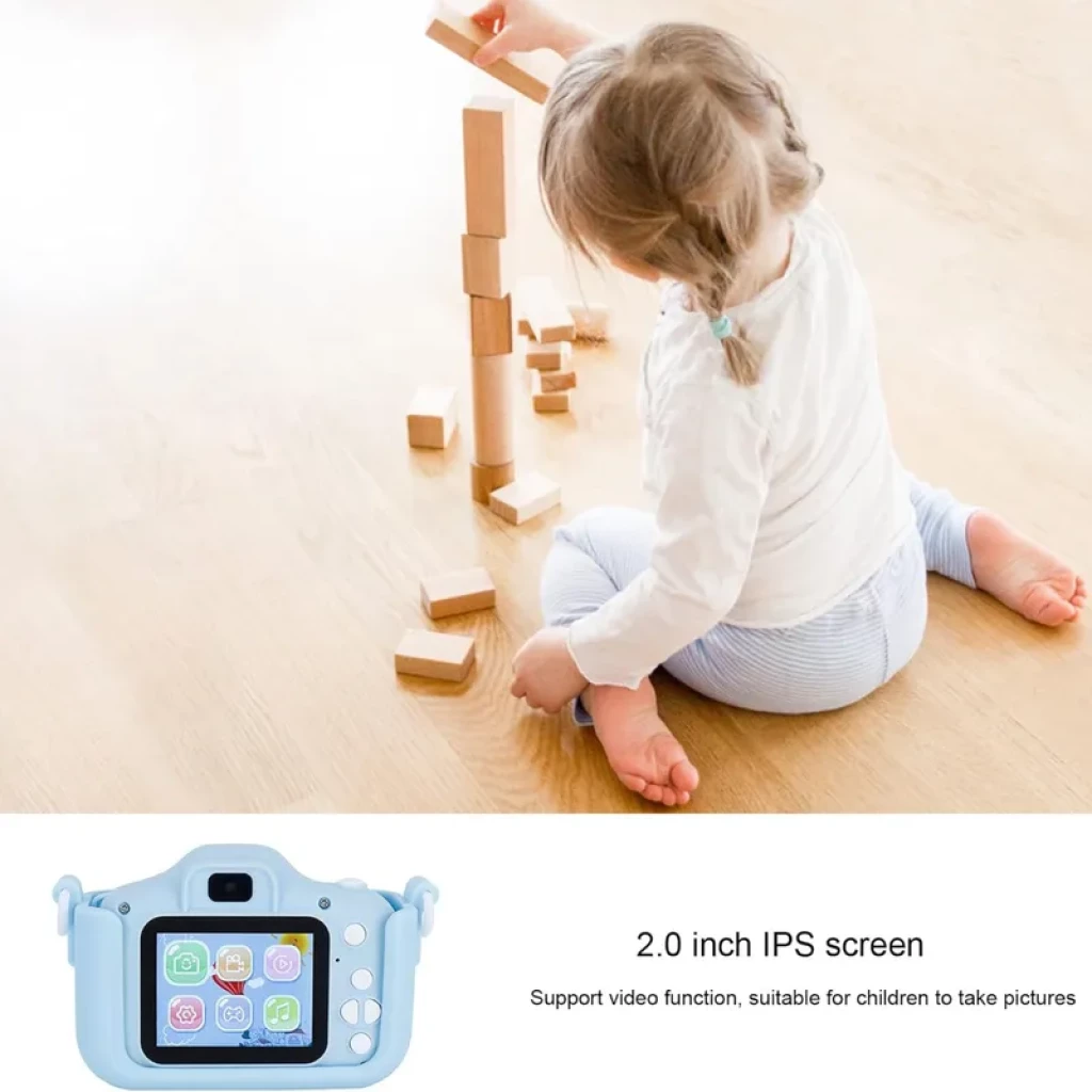 Câmara Digital Infantil K1C azul com capa de gato, tela IPS 2.0 polegadas, botões grandes, alça lateral e interface infantil colorida; bateria 600 mAh