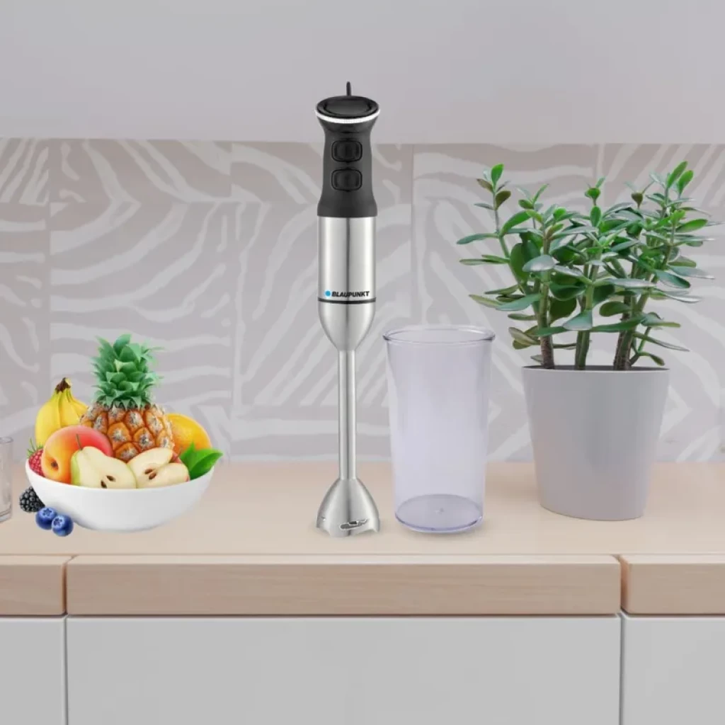Blaupunkt BP4006 1200W batidora de mano en acero inoxidable con cuerpo plateado y negro, varilla desmontable y vaso medidor transparente junto a frutas