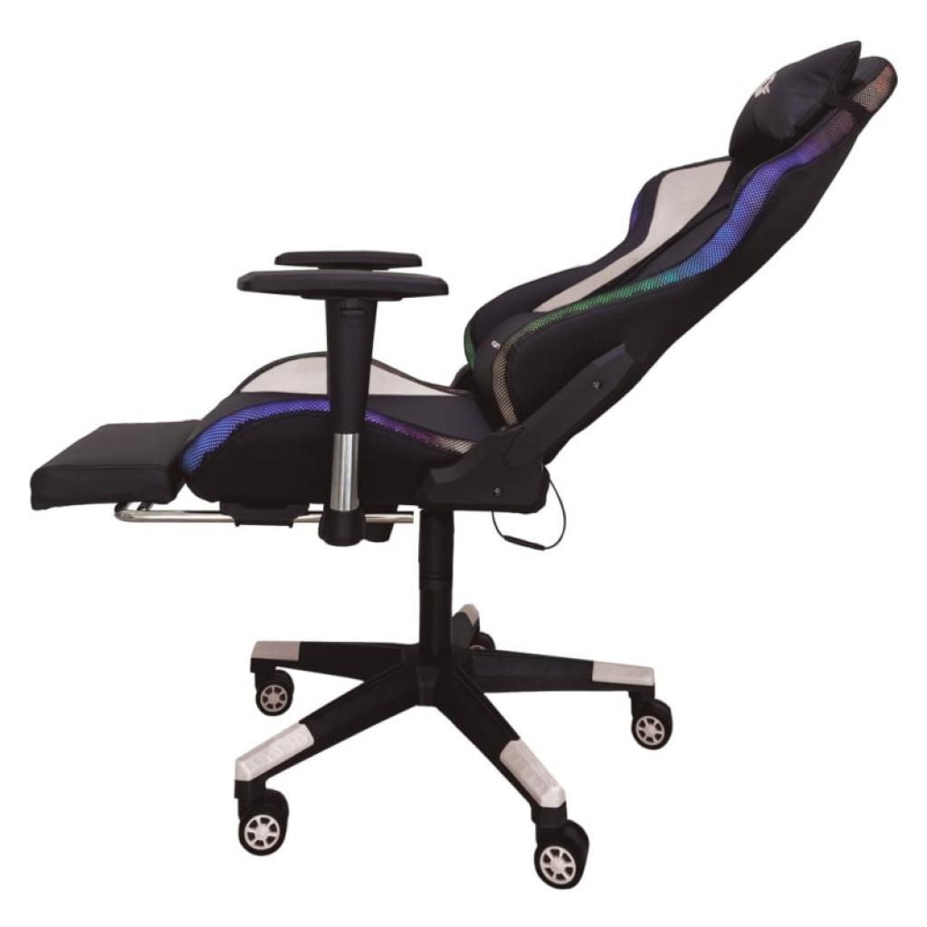 Silla gaming blanca con luces LED RGB en laterales, respaldo reclinable, reposapiés extendido, apoyabrazos ajustables y base con ruedas Clase B reacondicionada