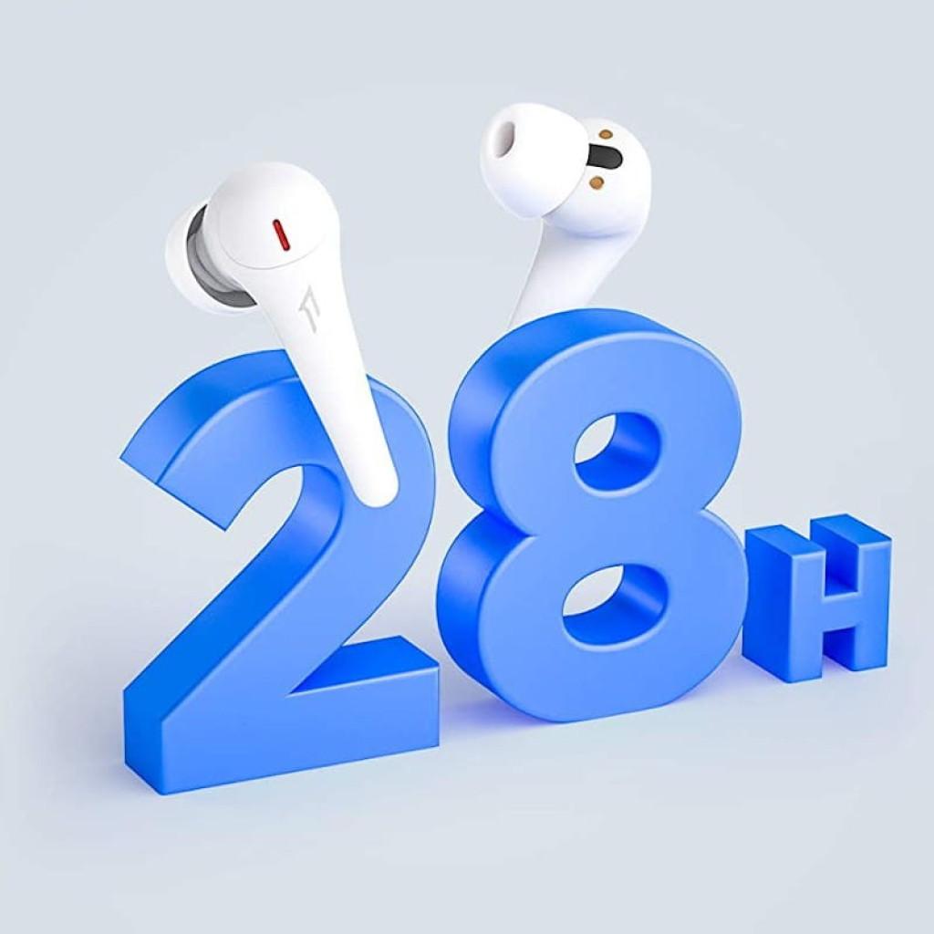 1MORE ComfoBuds Pro Branco sem selo: earbuds brancos com pontas de silicone, hastes finas e detalhe vermelho, destaque 28H em azul indicando longa autonomia