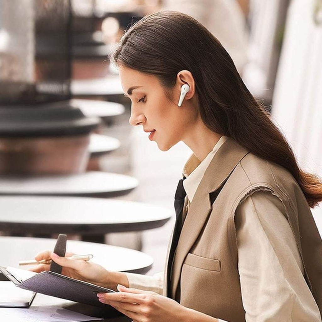 1MORE ComfoBuds Pro Branco sem selo em uso; design intra-auricular com haste, acabamento branco brilhante, ajuste confortável e discreto no ouvido