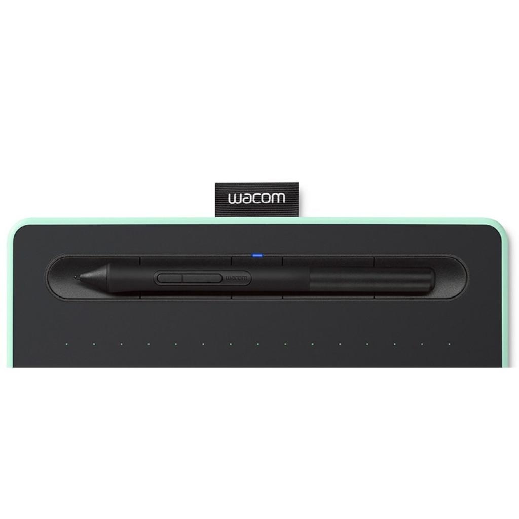 Mesa digitalizadora Wacom Intuos Comfort BT S Pistache com superfície preta pontilhada, bordas verdes e caneta preta encaixada no suporte central