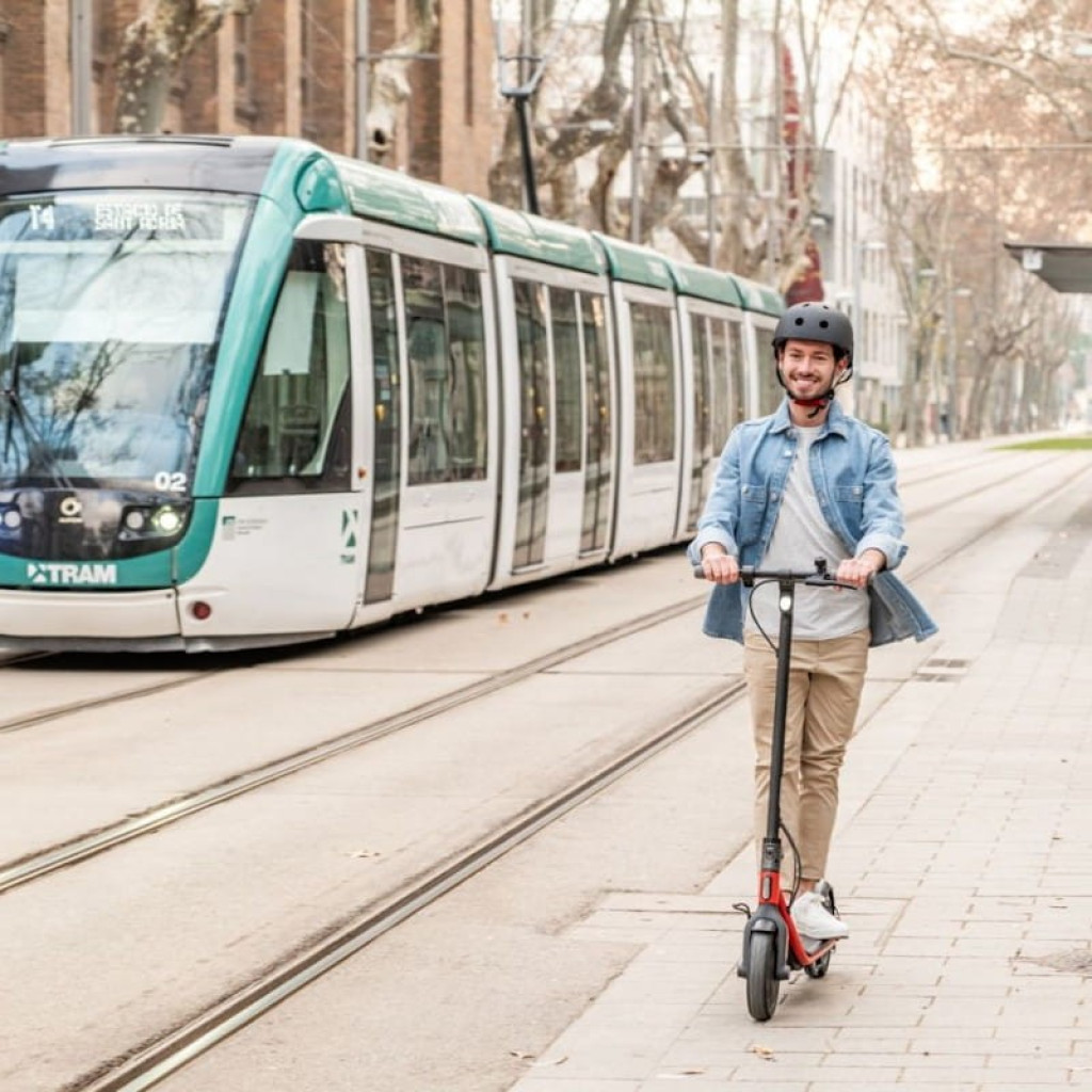 Segway Ninebot KickScooter D18E desprecintado con diseño urbano, marco negro y detalles rojos, rueda delantera grande y luz frontal LED, manillar recto con