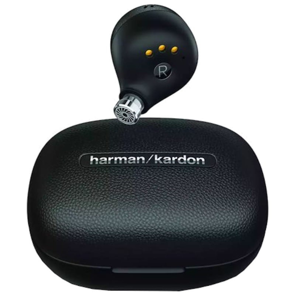Harman Kardon FLY TWS, étui noir texturé avec logo argenté et écouteur droit noir, embout métallique ajouré et contacts dorés visibles