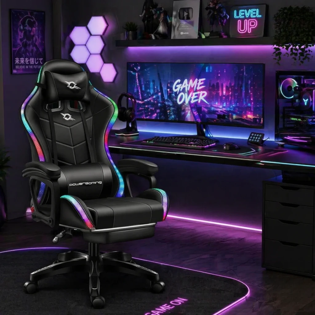Silla gaming negra con iluminación LED RGB en bordes, cojín lumbar y cervical, reposapiés retráctil, apoyabrazos acolchados y base con ruedas, Clase B