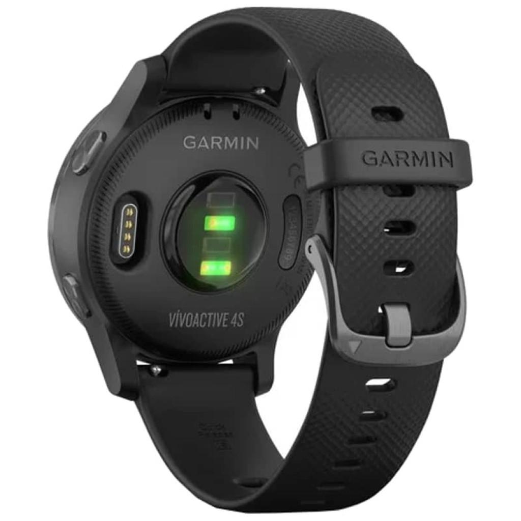 Garmin Vivoactive 4S preto 40 mm com correia preta; sensor cardíaco verde visível, fecho metálico e textura antiderrapante na pulseira; estado desprecintado