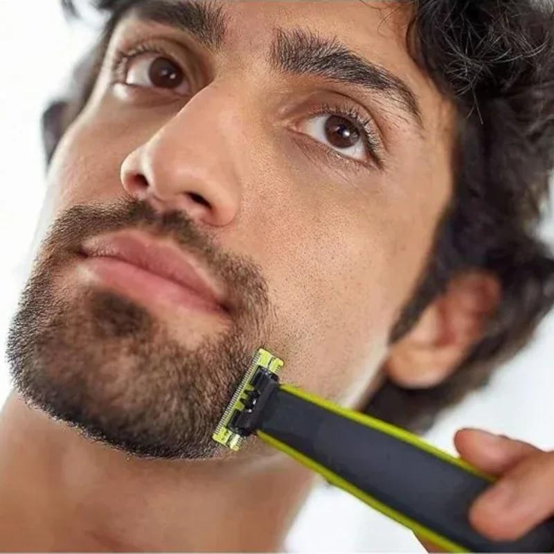 Máquina de barbear e aparar Philips OneBlade QP2724/10 verde com lâmina estreita e proteção, cabo ergonômico preto e detalhe amarelo-neon em uso no rosto