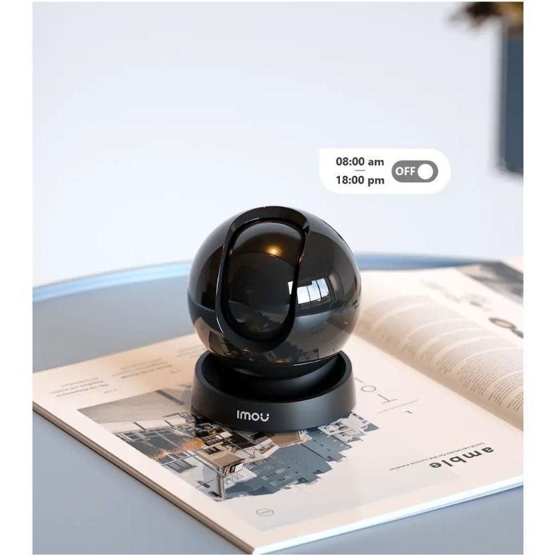 Imou Rex 2D 3MP 2K WiFi Preto - Câmara de segurança, com modo programável de ligar e desligar. Imagem real sobre uma mesa