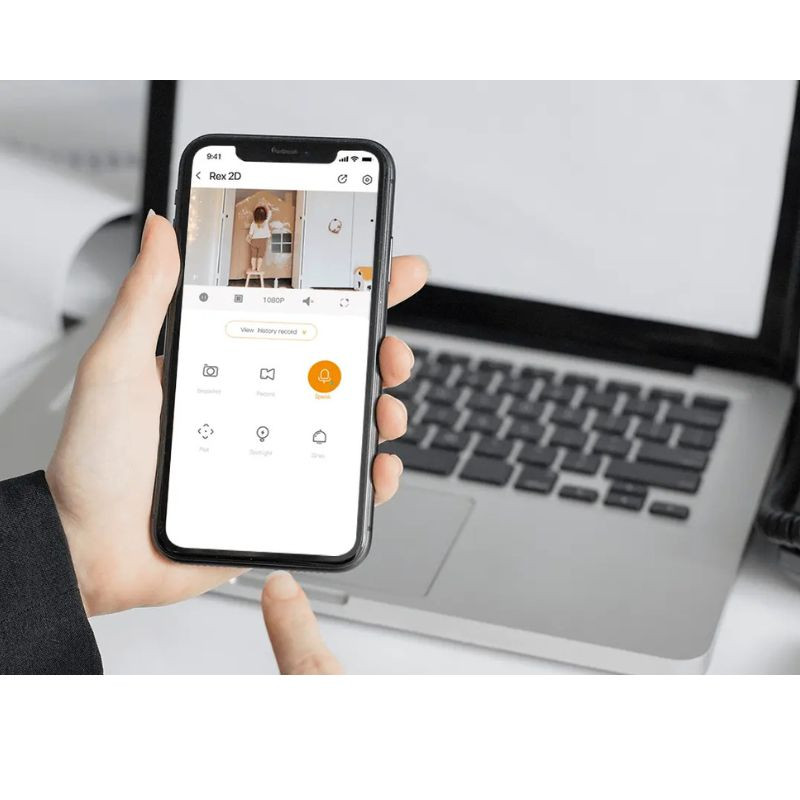 Imou Rex 2D 3MP 2K WiFi Preto - Câmara de segurança, imagem real da sua aplicação dedicada num telemóvel segurado por uma mão humana