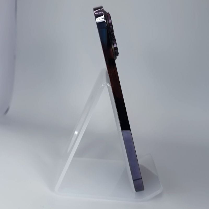 Lateral del iPhone 14 Pro morado oscuro renovado, borde pulido con brillo y módulo de cámaras sobresaliente; acabado impecable, 256GB, estado excelente.