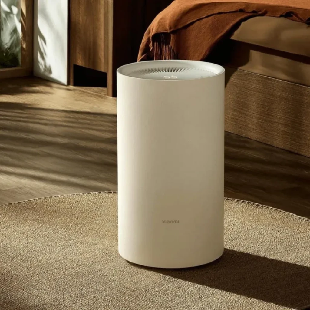 Xiaomi Smart Dehumidifier Lite Branco cilíndrico, acabamento fosco, cor branca creme, grelha superior circular com ventilação e logo discreto na base frontal