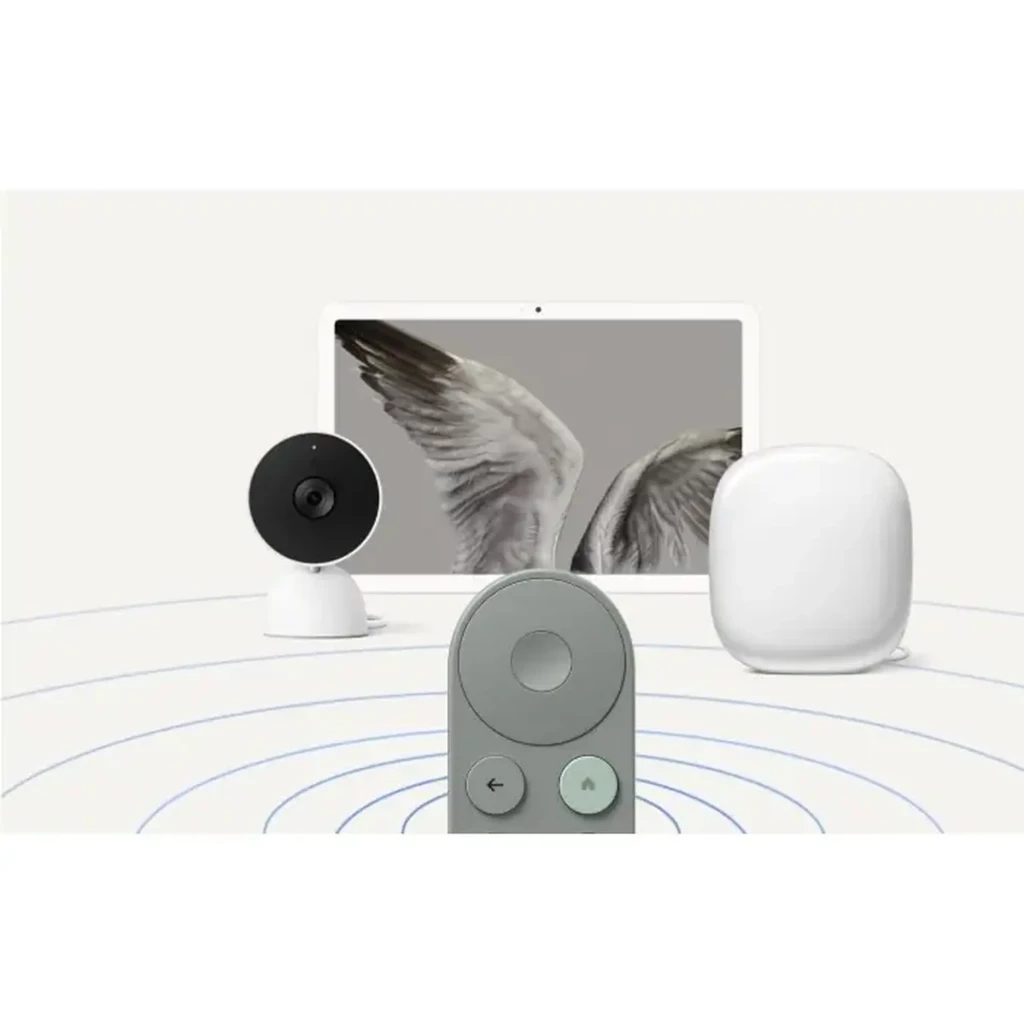 Controle remoto do Google TV Streamer 4K castanho em destaque, com botões circulares e setas; ao fundo, tablet, câmera de segurança e hub branco
