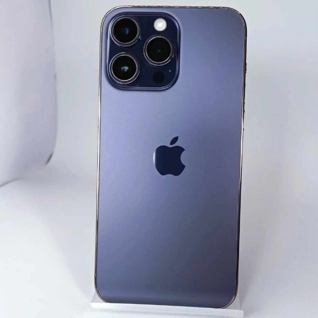 iPhone 14 Pro 128GB morado oscuro renovado en excelente estado, acabado mate, triple cámara trasera grande, bordes metálicos pulidos, logo Apple centrado