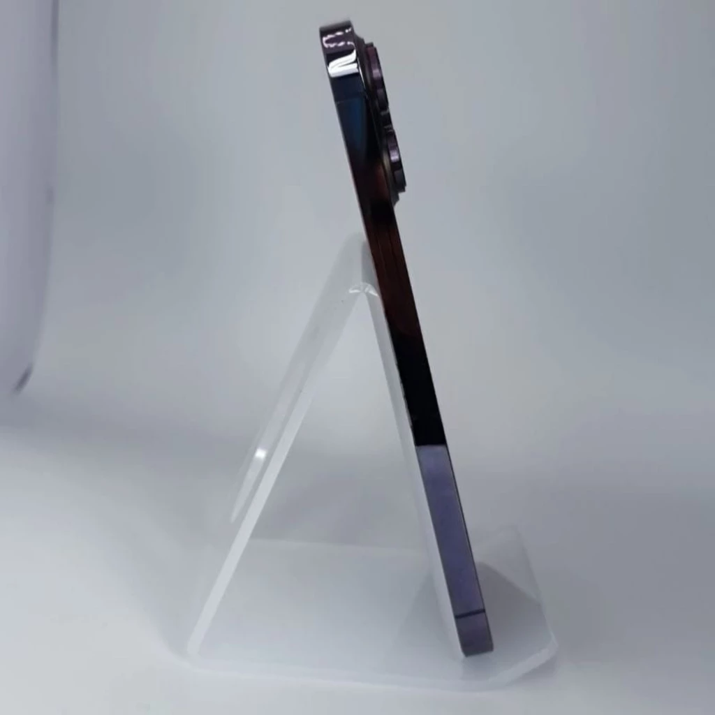 iPhone 14 Pro morado oscuro renovado, lateral ultradelgado con marco metálico y módulo de triple cámara prominente, acabado brillante estado excelente