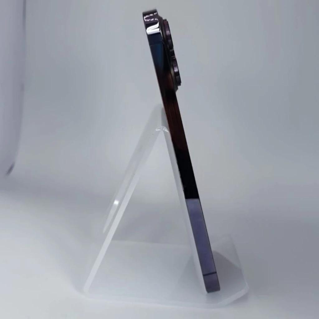 iPhone 14 Pro morado oscuro renovado, lateral ultradelgado con marco metálico y módulo de triple cámara prominente, acabado brillante estado excelente