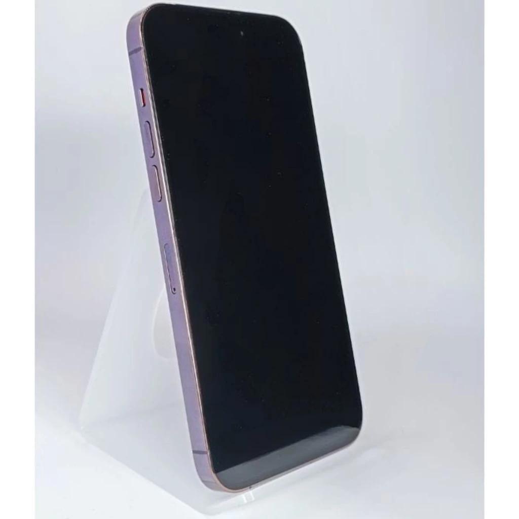 iPhone 14 Pro 128Go argent remis à neuf état excellent, écran bord à bord noir, tranche alu mate avec boutons latéraux et notch discret