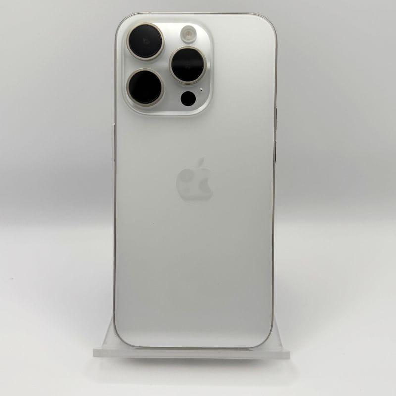 iPhone 15 Pro 5G 256GB en titanio blanco, trasera mate con logo Apple, módulo triple de cámaras grandes y bordes curvos; estado excelente, renovado.