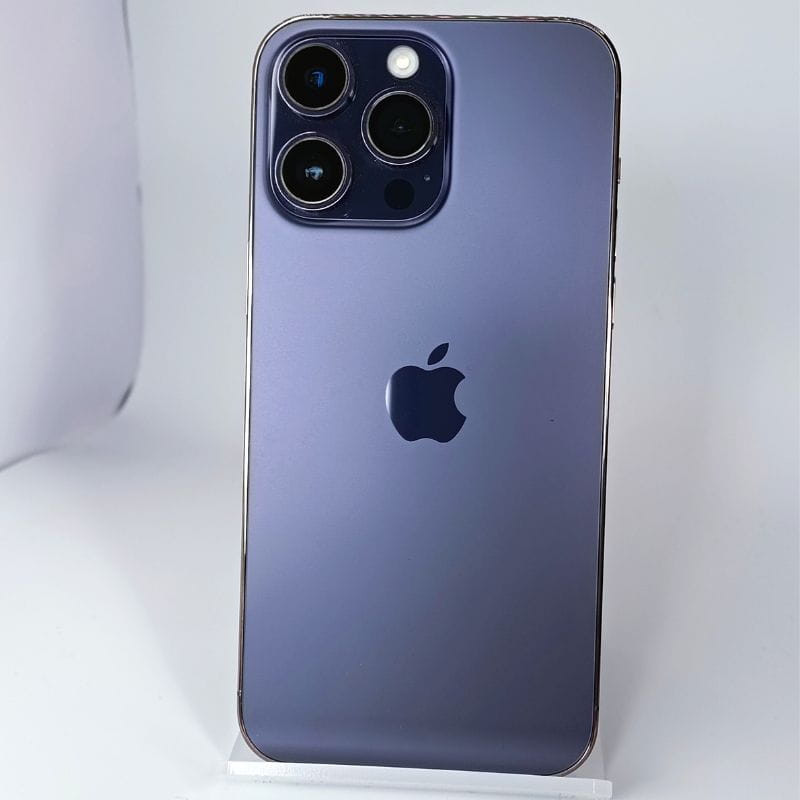 iPhone 14 Pro Max morado oscuro, 256GB, renovado en excelente estado; triple cámara trasera, acabado mate elegante y bordes metálicos brillantes.