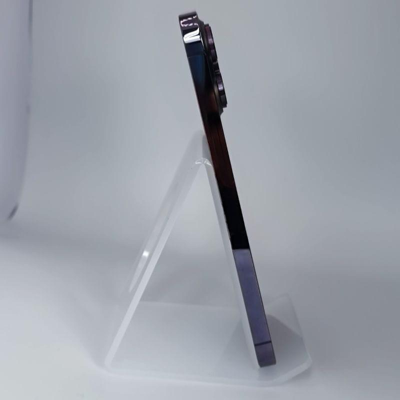 Lateral del iPhone 14 Pro Max morado oscuro, acabado brillante y bordes metálicos rectos; módulo de triple cámara saliente. Renovado, 256GB, excelente