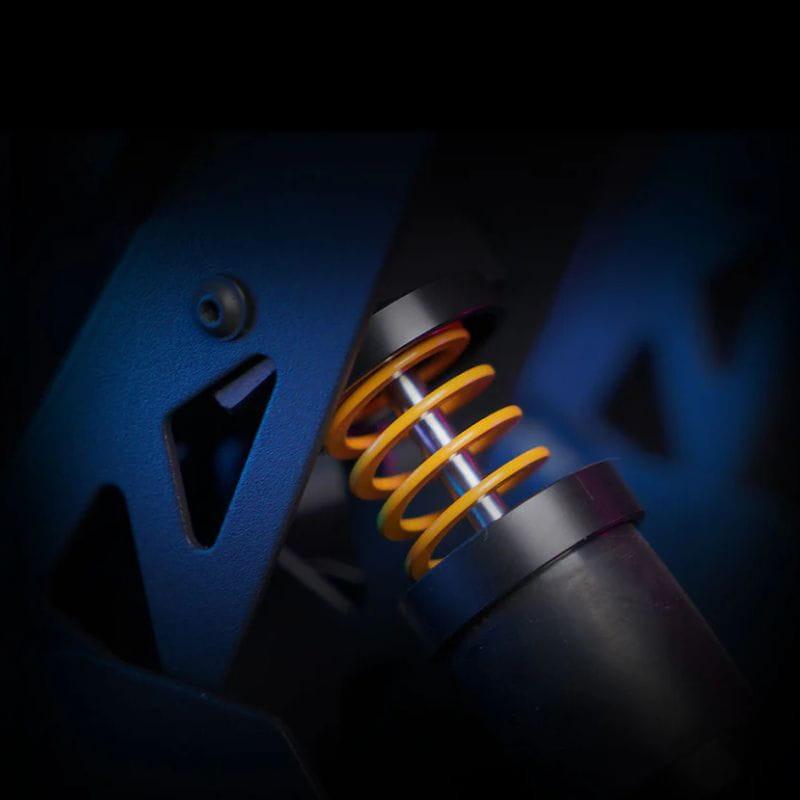 Moza Racing SR-P Negro - Pedales PC con resorte helicoidal amarillo en primer plano, estructura metálica robusta y acabados en negro y azul iluminado