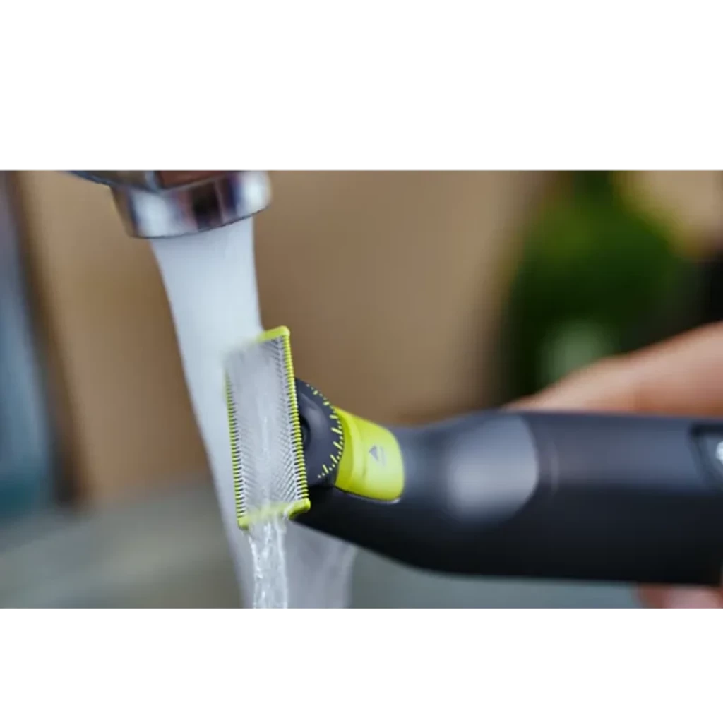 Philips OneBlade Pro 360 QP6542/15 Visage + corps sous un jet d’eau, lame 360 verte et grise, tête pivotante, manche noir ergonomique, rinçage facile