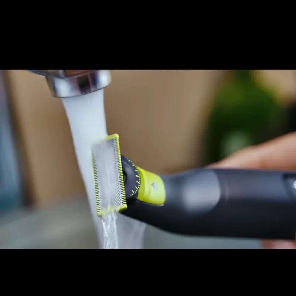 Philips OneBlade Pro 360 QP6542/15 Visage + corps sous un jet d’eau, lame 360 verte et grise, tête pivotante, manche noir ergonomique, rinçage facile