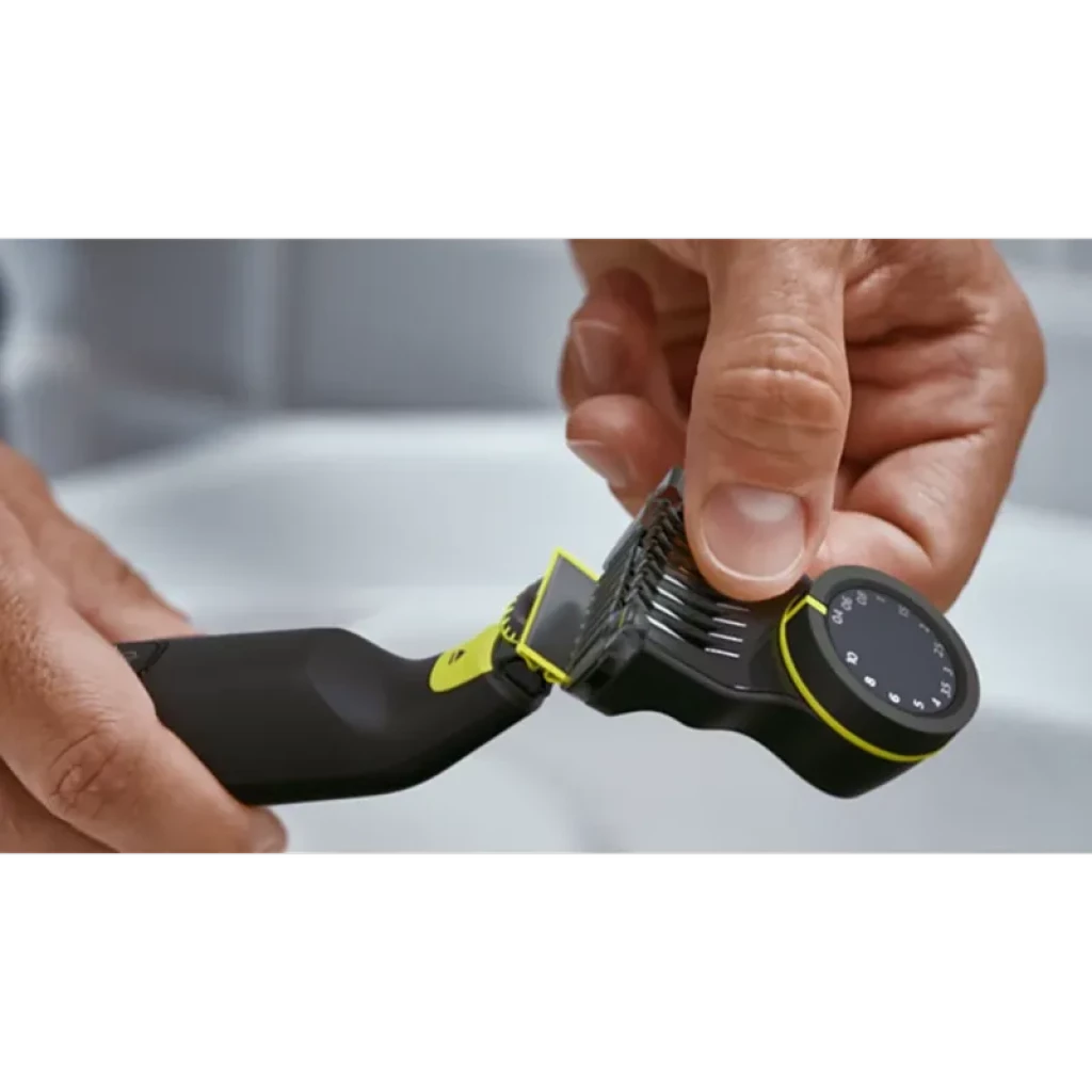 Tête OneBlade Pro 360 avec sabot réglable à molette, lame bord vert fluo, main ajustant la hauteur de coupe pour visage et corps Philips QP6542/15