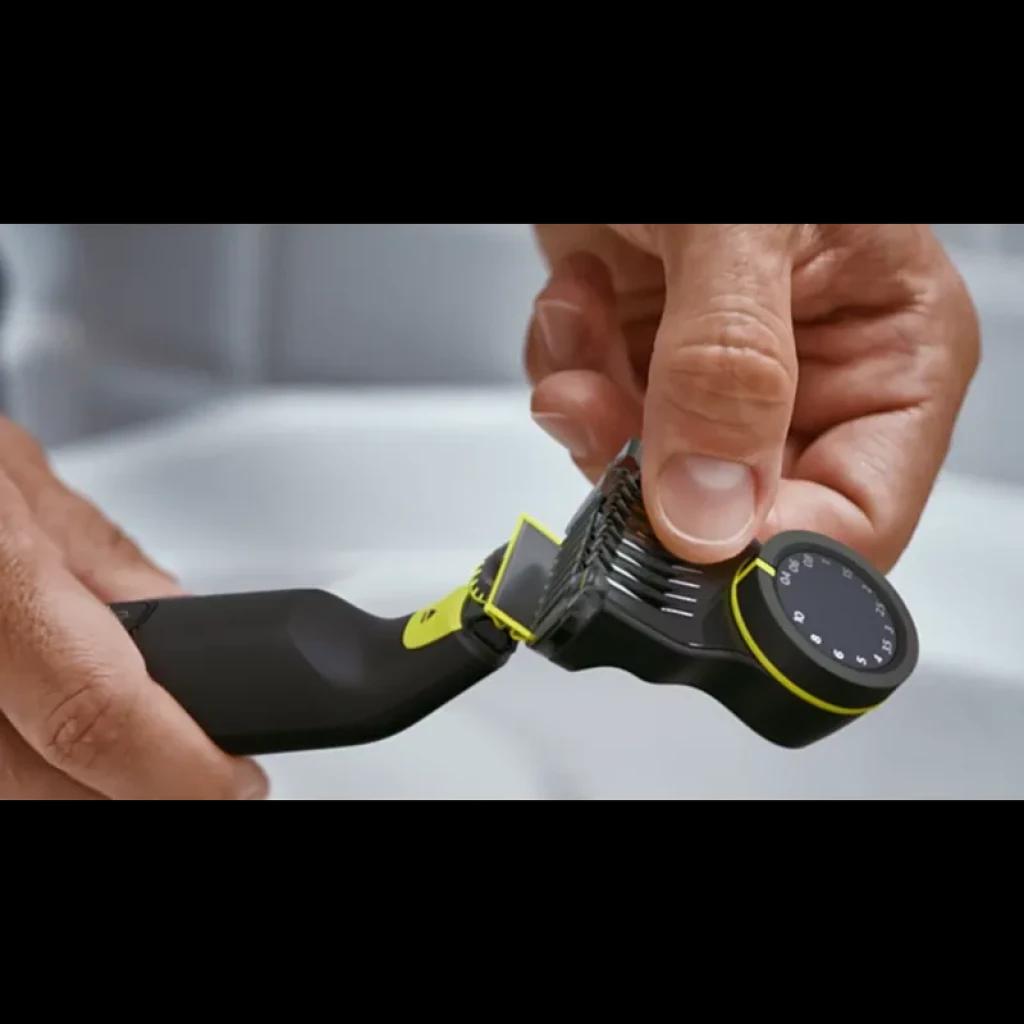 Tête OneBlade Pro 360 avec sabot réglable à molette, lame bord vert fluo, main ajustant la hauteur de coupe pour visage et corps Philips QP6542/15