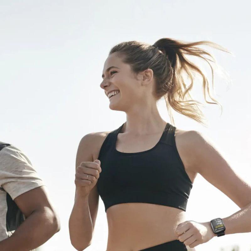 Momax SW1S negro - Reloj inteligente imagen en la muñeca de una chica corriendo