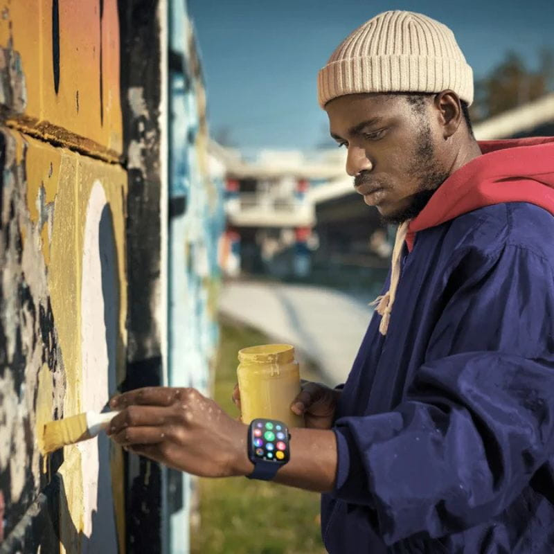 Momax SW3S Blue - Relógio inteligente com um rapaz a pintar