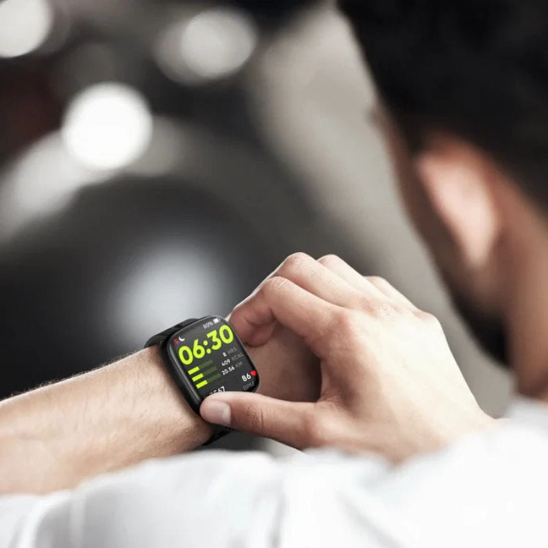 Momax SW1S Orange - Relógio inteligente com uma imagem no pulso de um rapaz