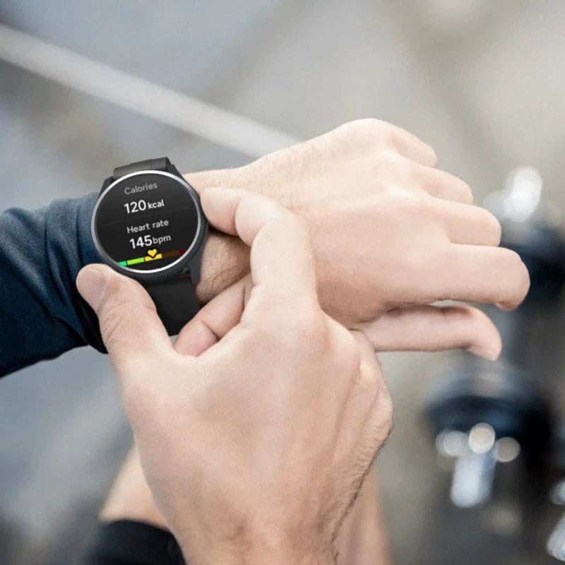 Momax SW2S Prateado - Imagem de um relógio inteligente no pulso de um homem