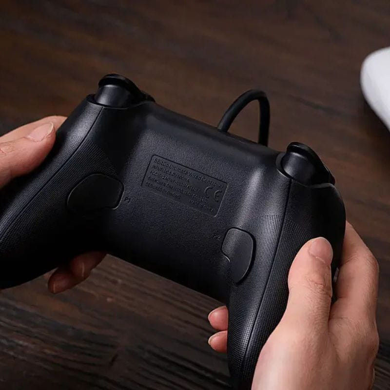 Manette 8BitDo Ultimate Wired Noir - Manette compatible avec Xbox et PC image  arrière dans la main d'une personne