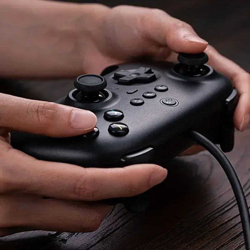 Manette de jeu 8BitDo Ultimate Wired Noir - Manette compatible avec Xbox et PC image dans la main d'une personne