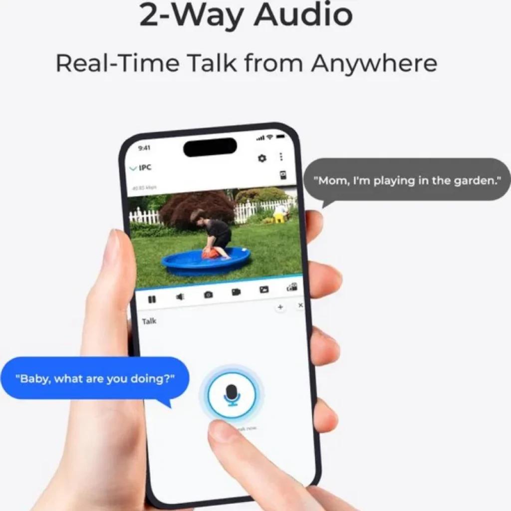 Smartphone mostrando app Reolink con audio bidireccional en tiempo real, micrófono en pantalla y vista de niño jugando en jardín