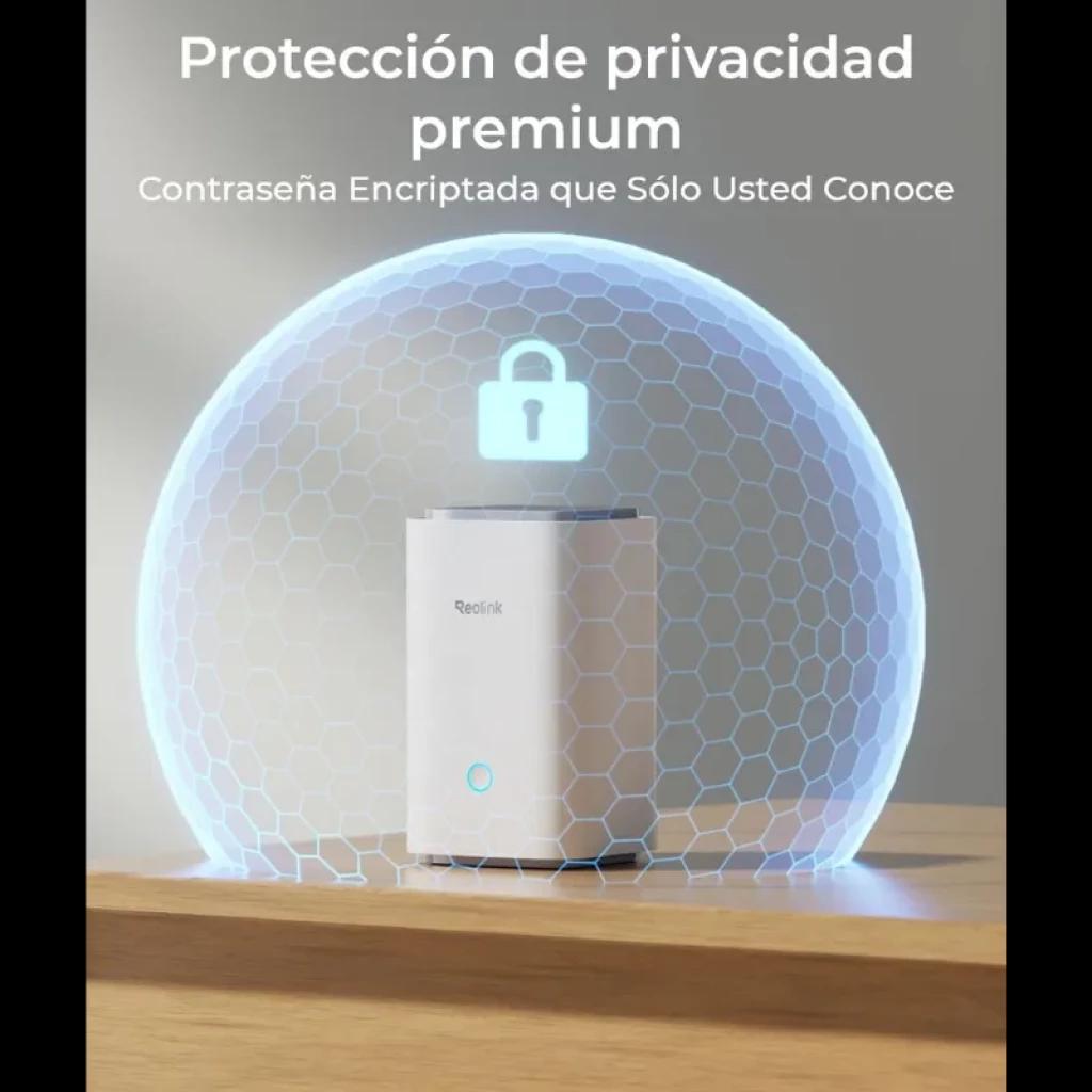 Reolink Home, cubo blanco con luz LED azul, ícono de candado y cúpula hexagonal simulando protección de privacidad en mesa de madera