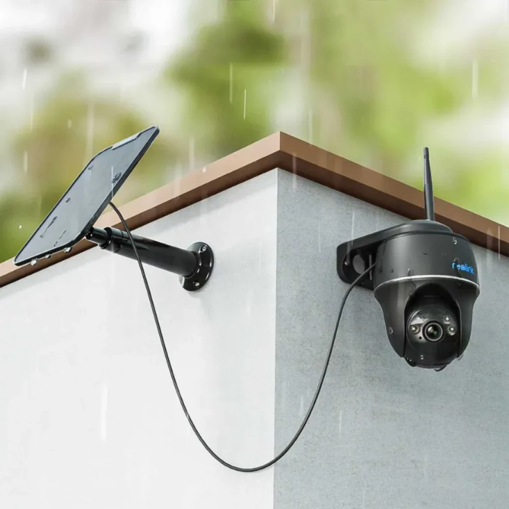 Reolink Argus Series B430-B negra 5MP con WiFi, lente PTZ, antena y panel solar montado en pared para carga en exterior