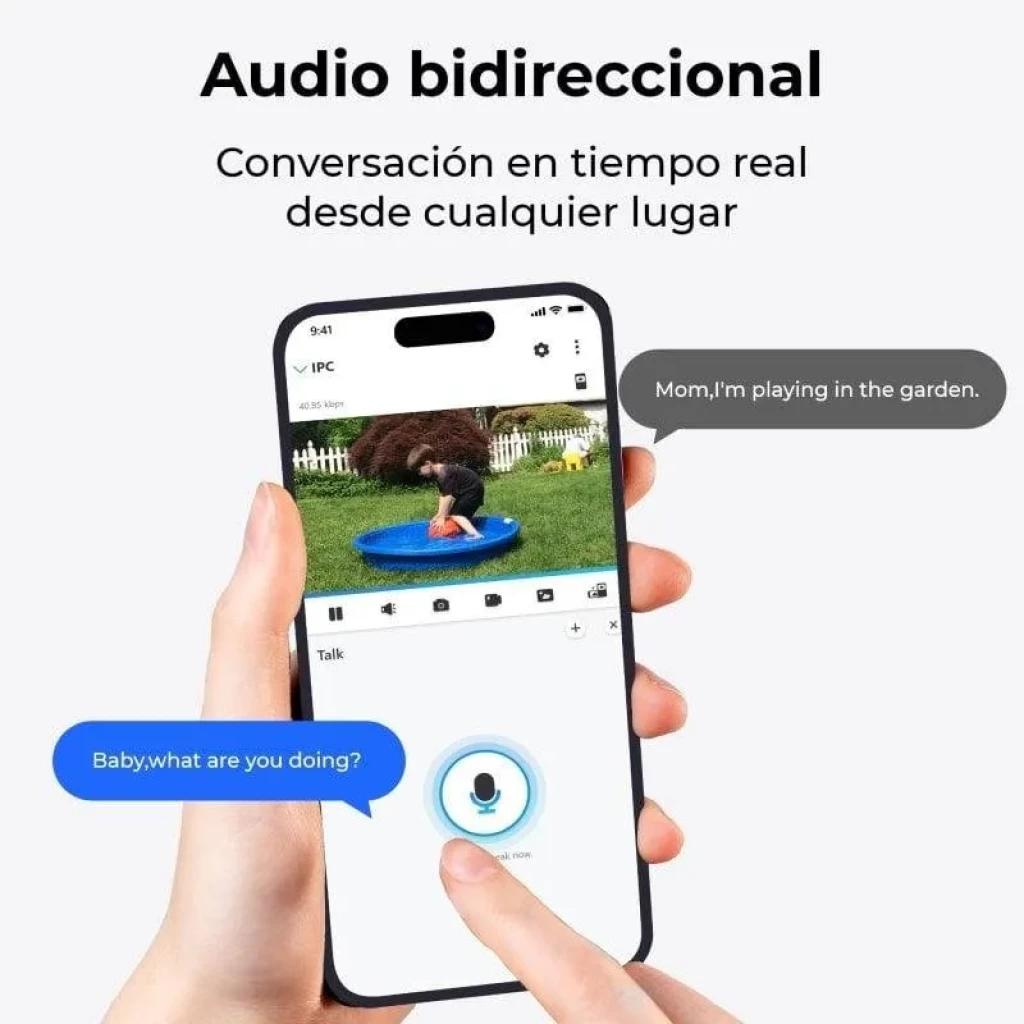Smartphone mostrando app de cámara Reolink Argus Series B420 con audio bidireccional, vista en vivo, micrófono táctil y notificaciones de conversación
