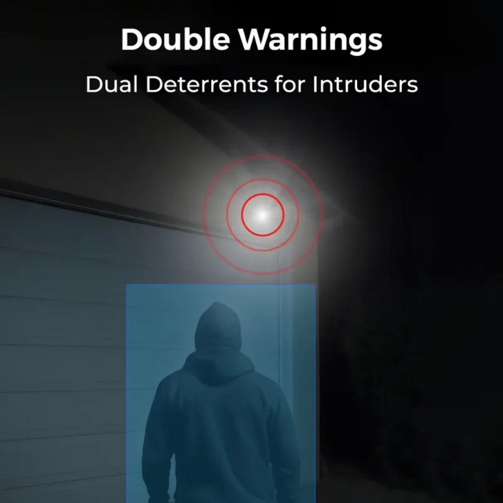 Alerta dual contra intrusos con luz y sirena; sensor detecta figura humana. Iluminación brillante en exterior nocturno para disuasión efectiva