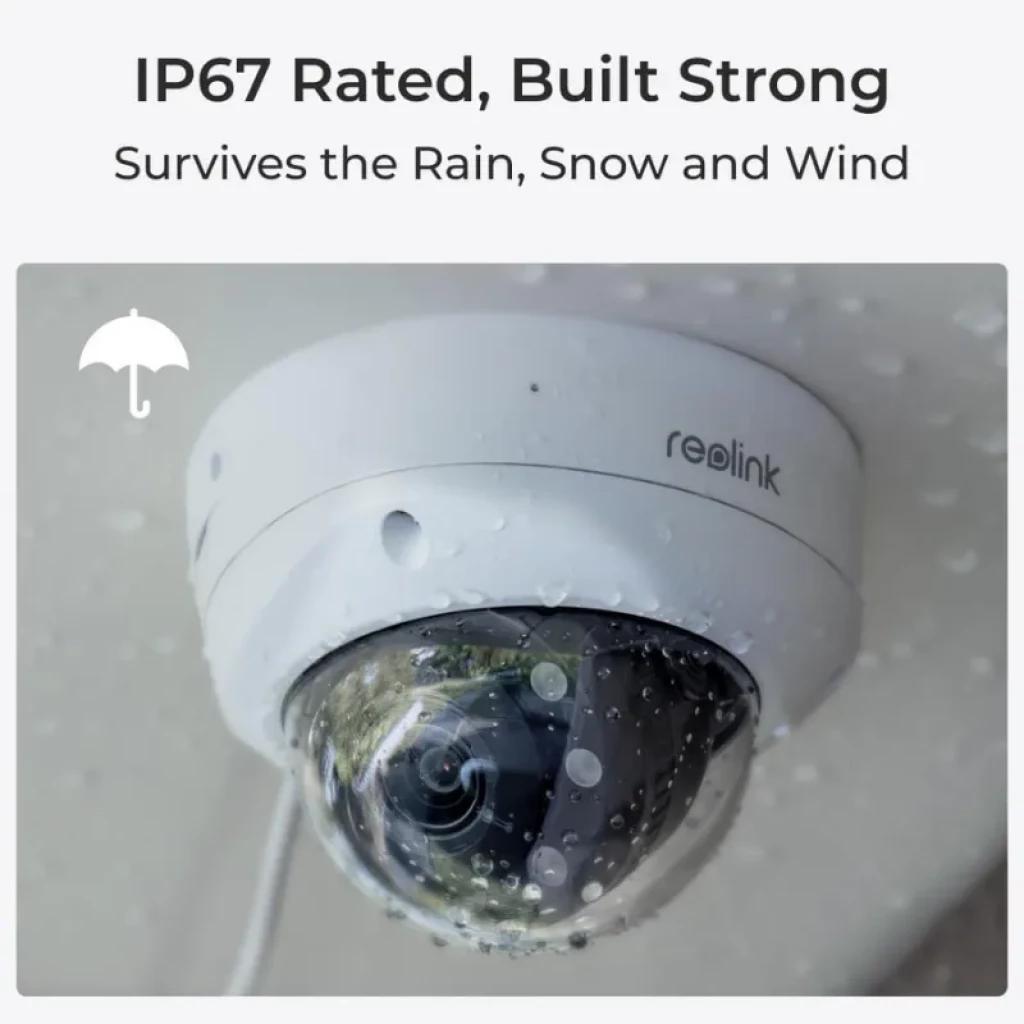 Reolink P437, domo exterior blanco con carcasa resistente y cúpula transparente, gotas de agua visibles, apta para lluvia, nieve y viento