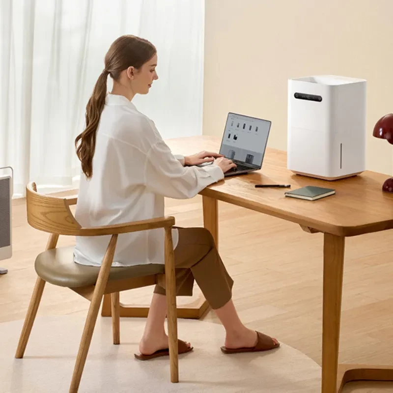 Xiaomi Smartmi Evaporative Humidifier 3 con diseño minimalista blanco, depósito vertical visible y asa superior negra; compacto para escritorio o sala