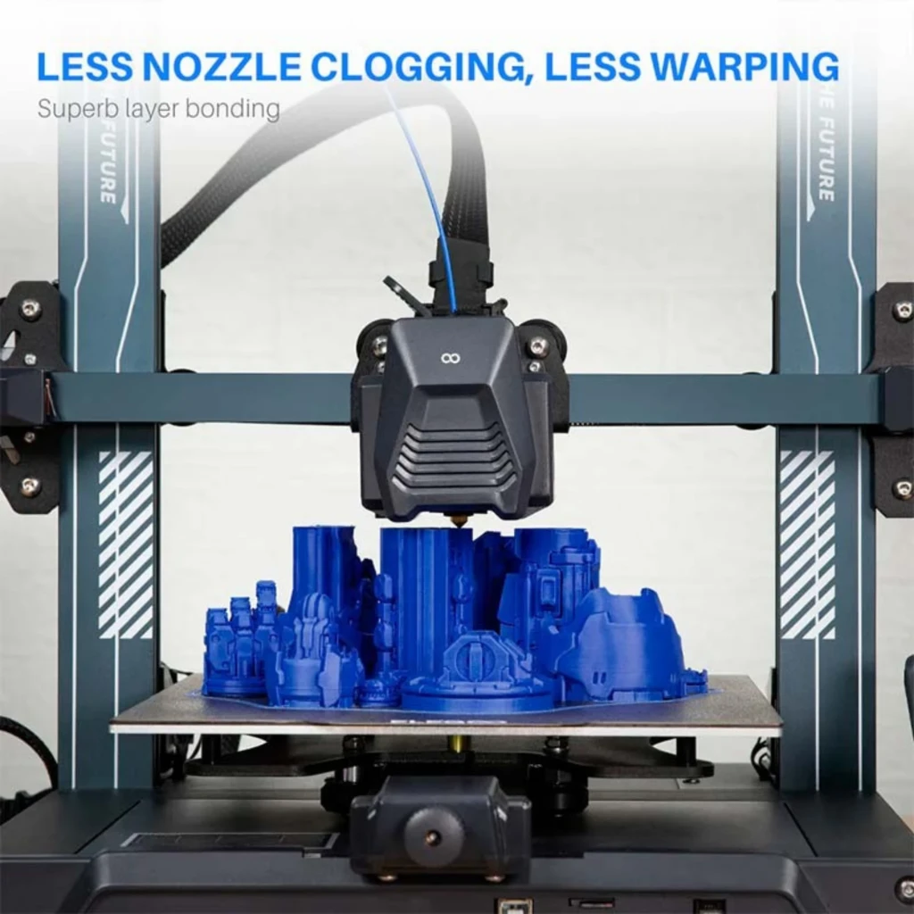Impresora 3D FDM imprimiendo modelo azul con extrusor y cama caliente; texto publicitario less nozzle clogging, less warping y superb layer bonding visible en