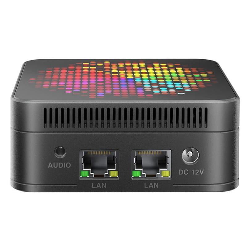 Mini PC compacto con rejillas de ventilación, panel superior con luces RGB, dos puertos LAN, audio y entrada DC 12V; diseño negro moderno y robusto