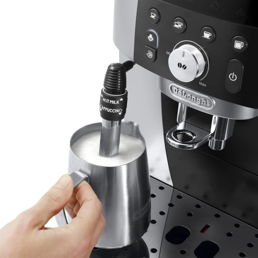 Boquilla espumadora de la DeLonghi Magnifica S ECAM250.23.SB creando leche vaporizada en jarra de acero; control Hot Milk y Cappuccino, acabado en acero y negro