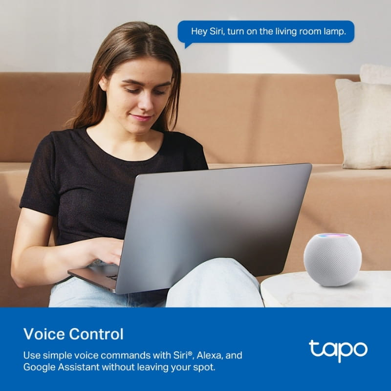 TP-Link Tapo P110M WiFi Enchufe Inteligente con control por voz; mujer usando laptop junto a altavoz compatible con Siri, Alexa y Google Assistant